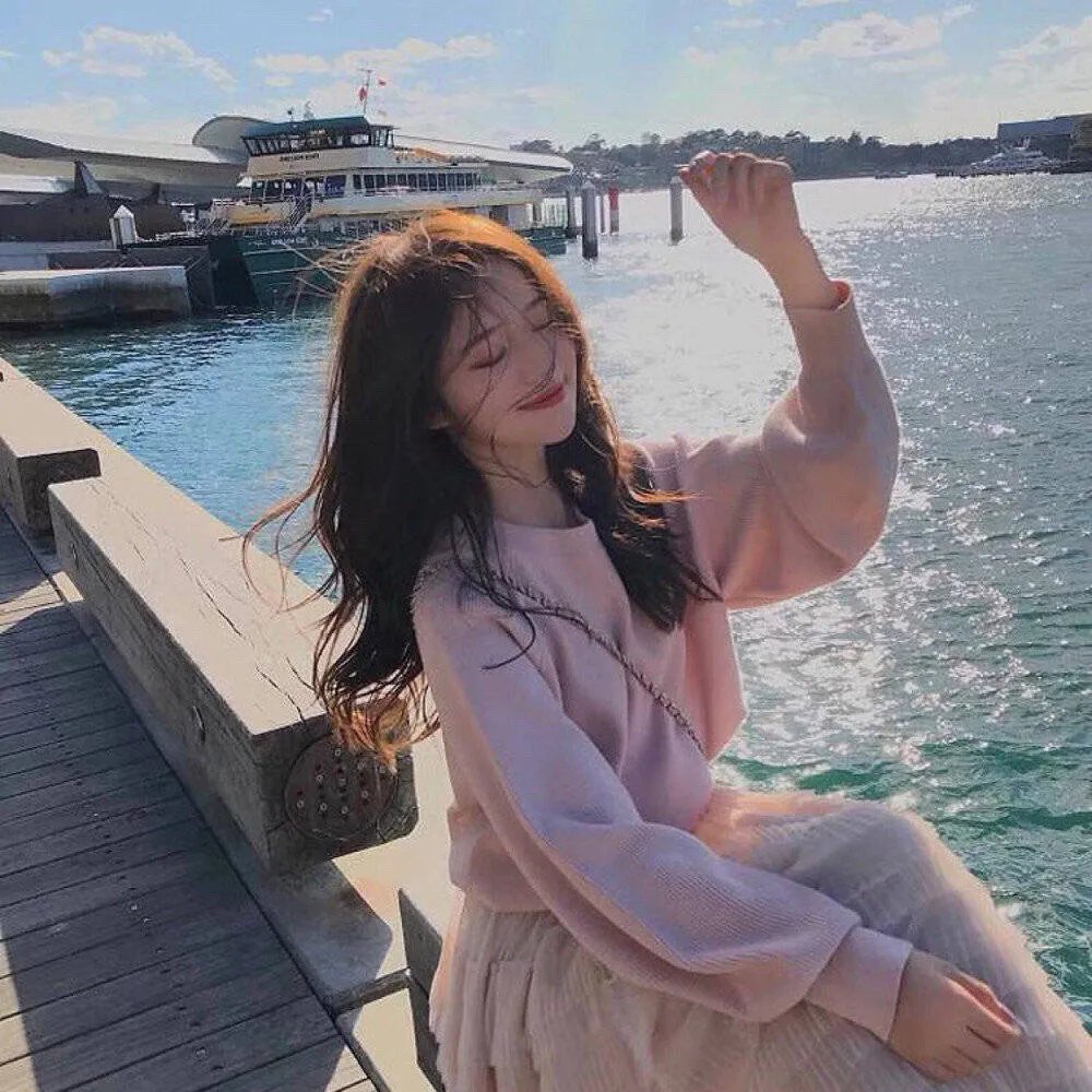 坐在酒吧里吃蛋糕